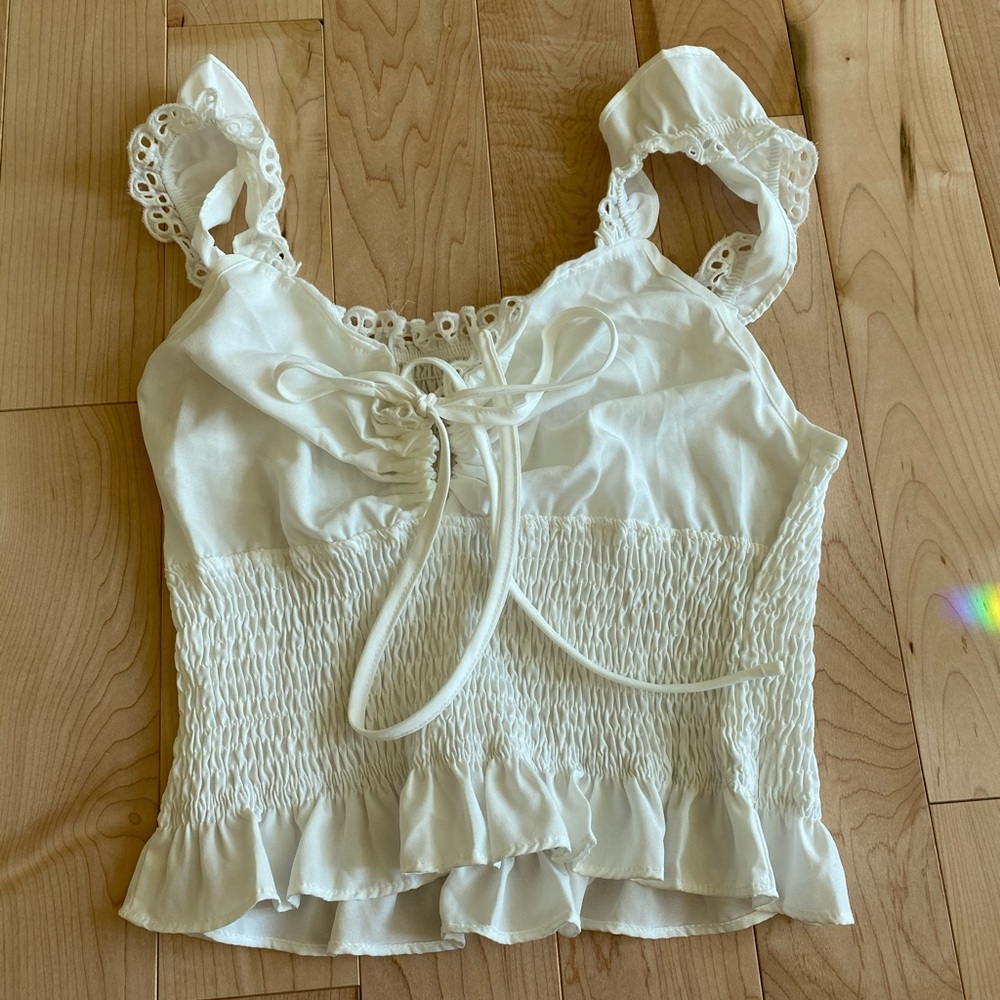 White ruffle key hole scrunch tank top